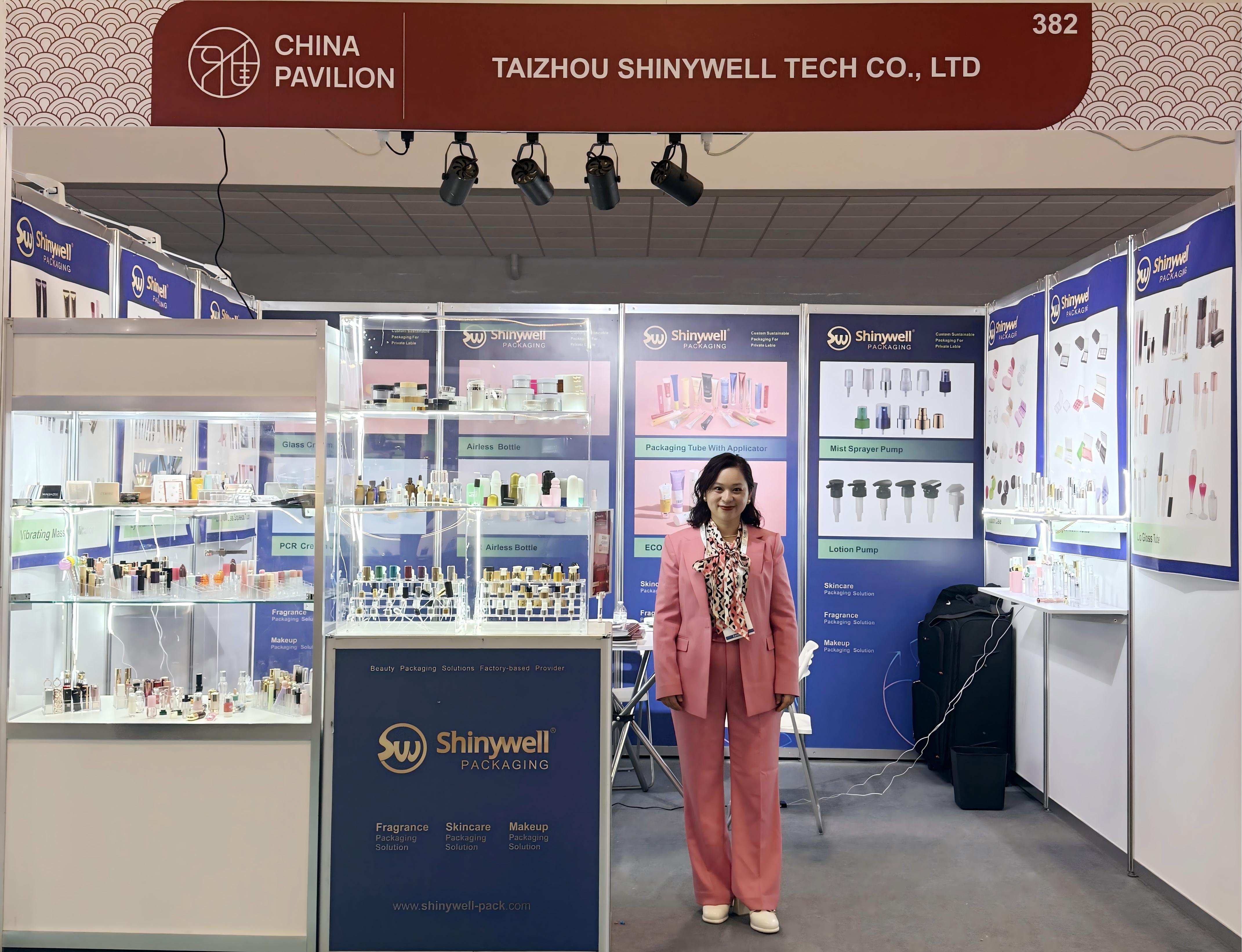 At the overseas beauty packaging exhibition, shinywell fully showcased custom cosmetic empty containers.